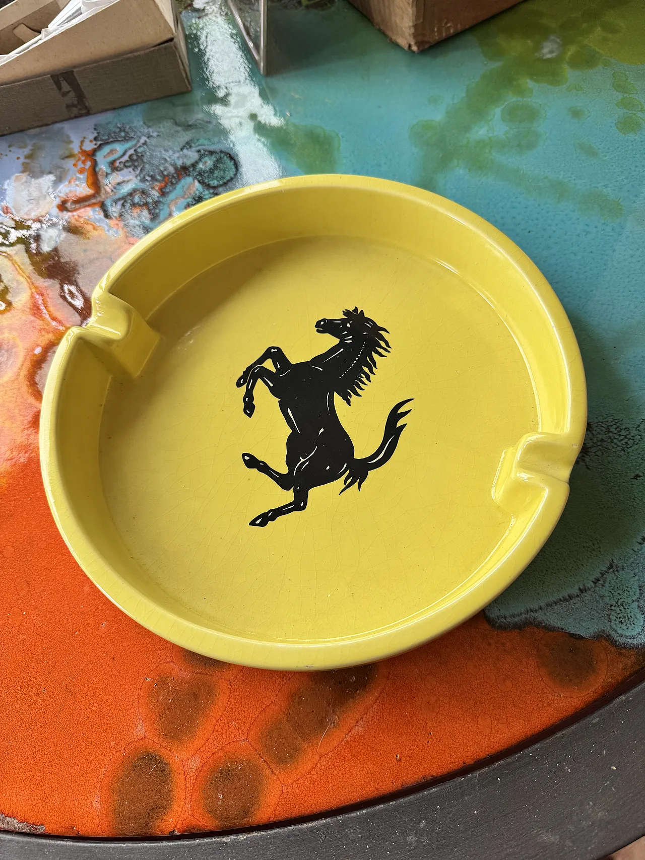 Posacenere Ferrari giallo in ceramica, anni '90 1