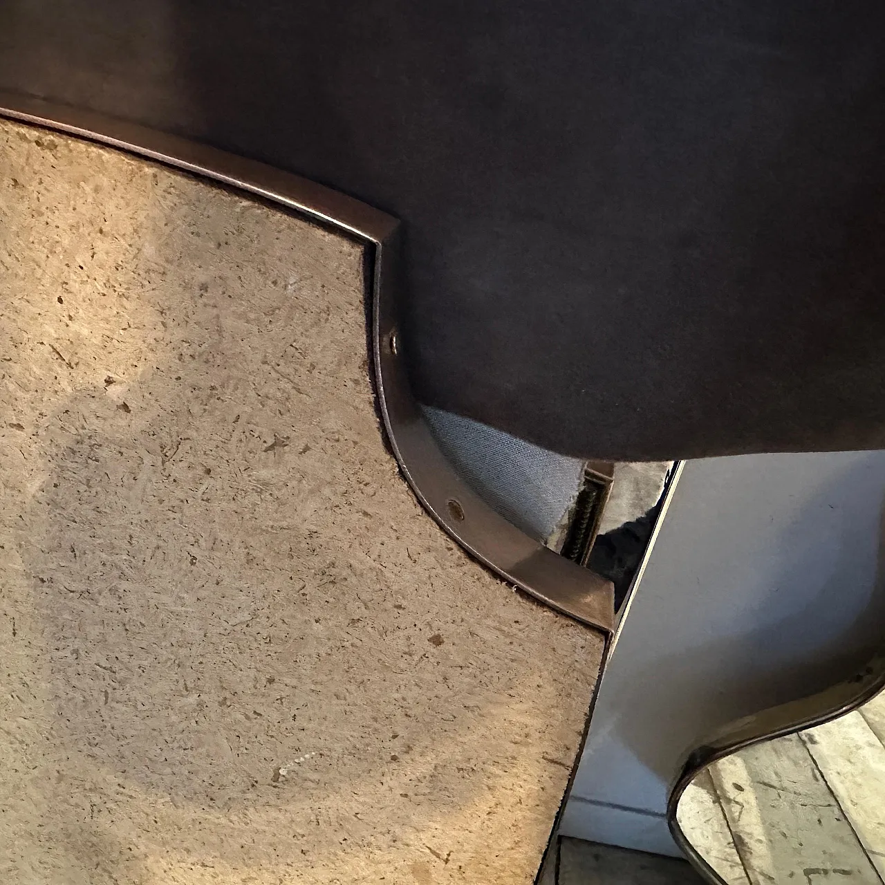 Specchio da parete a scudo in ottone di Gio Ponti, anni '60 4