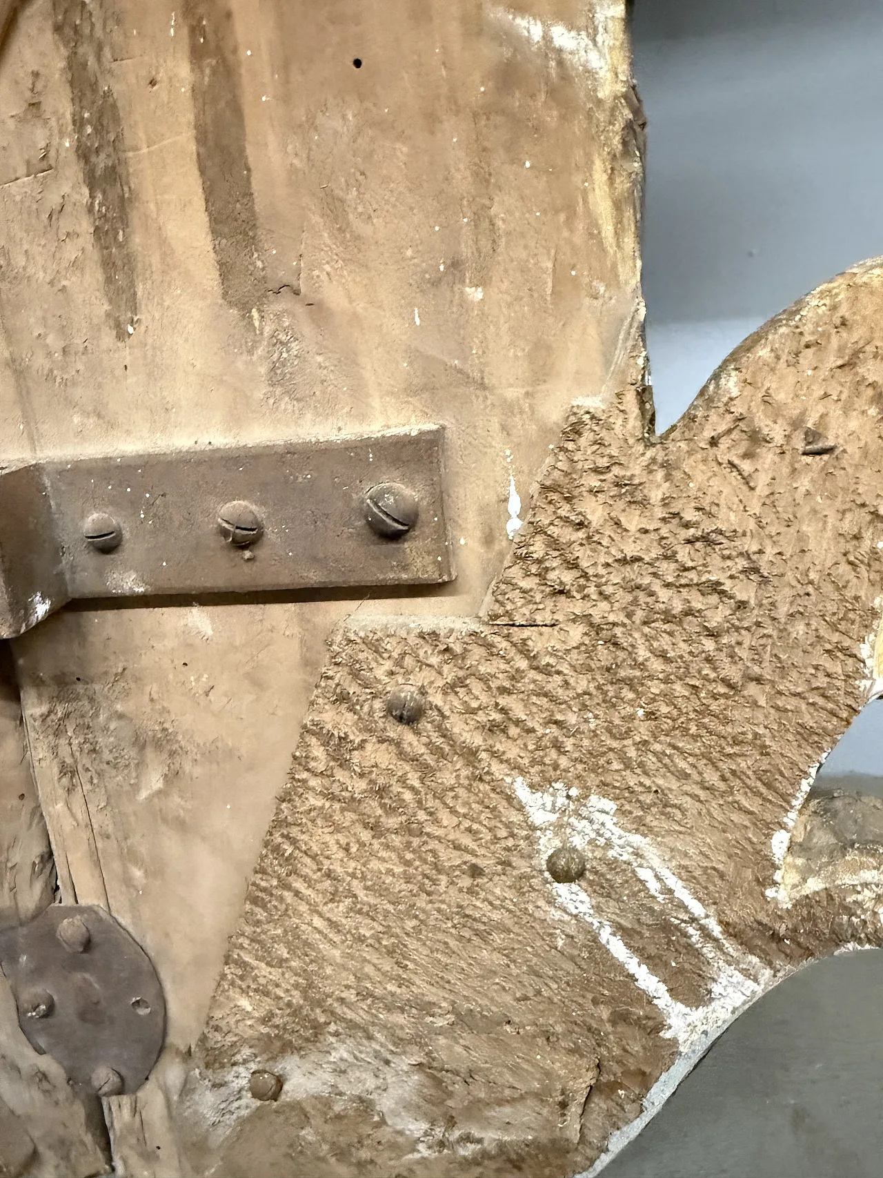 Pair of large brown and carved wooden appliques, 19th century 3