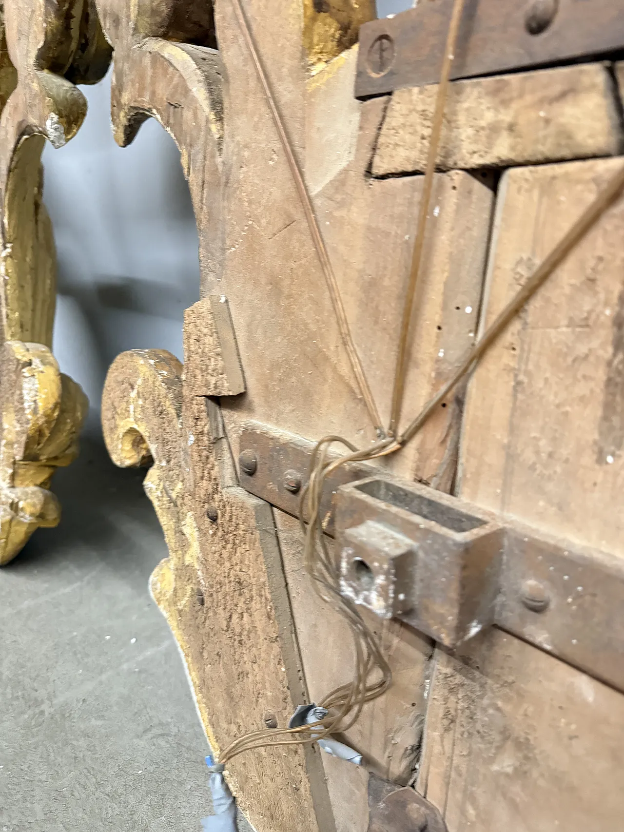 Pair of large brown and carved wooden appliques, 19th century 4