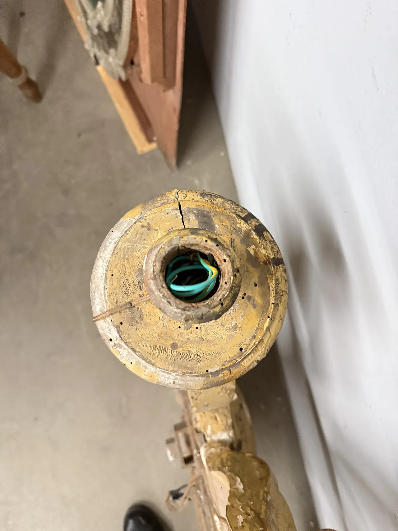 Pair of large brown and carved wooden appliques, 19th century 7