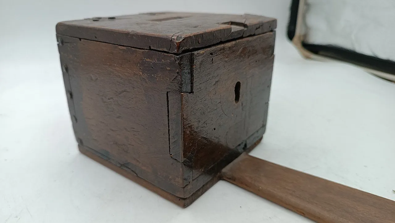 Cappellano antico in noce, '600 1