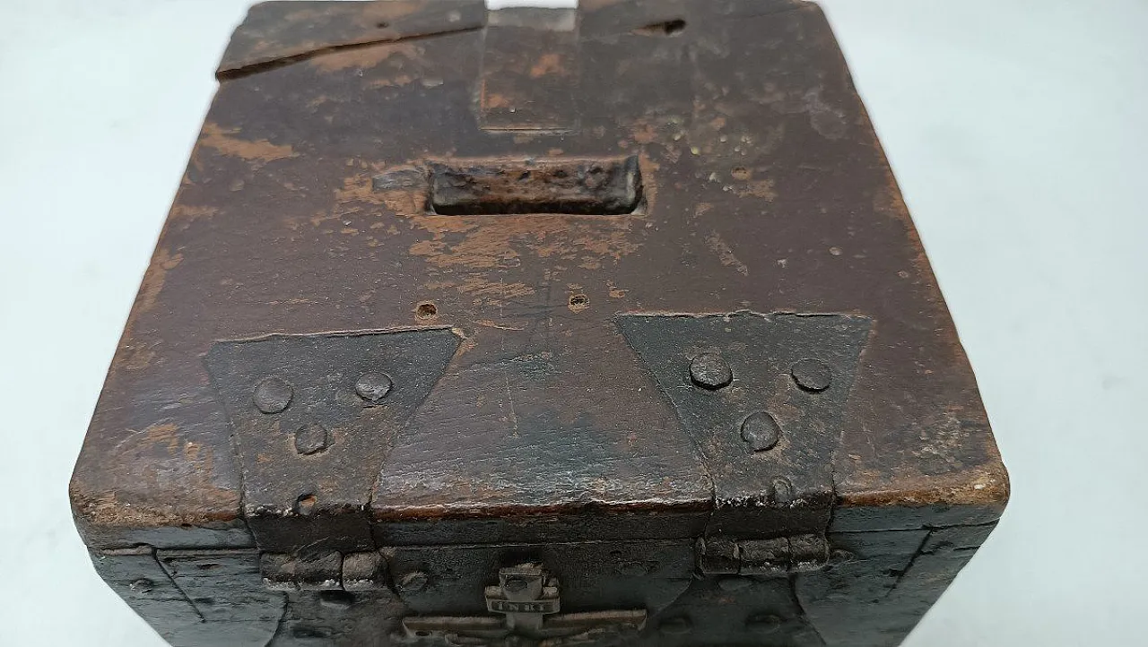 Cappellano antico in noce, '600 8