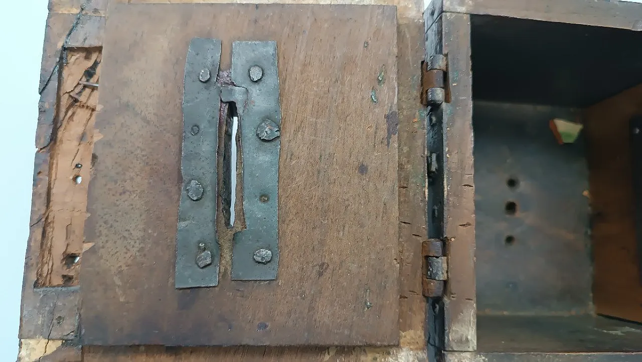 Cappellano antico in noce, '600 10