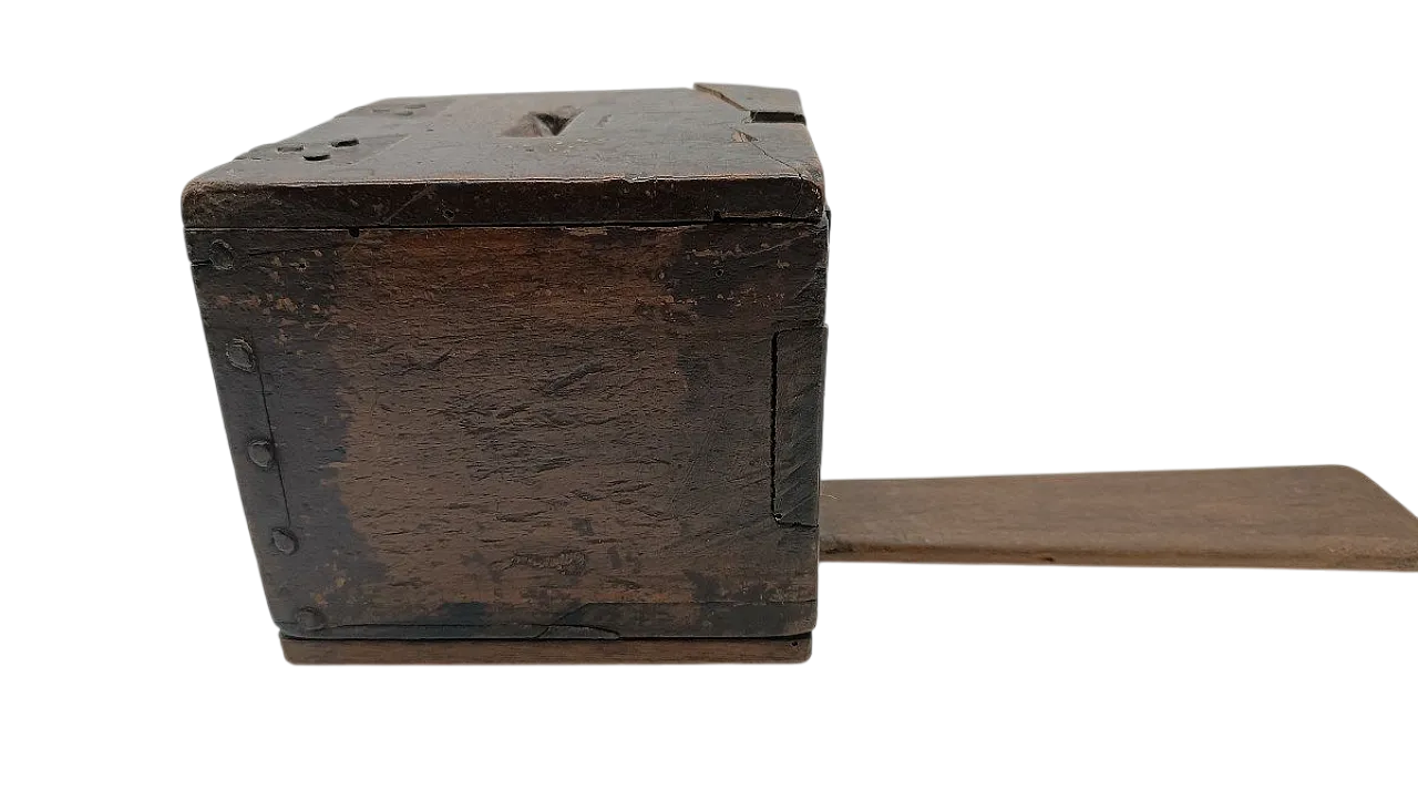 Cappellano antico in noce, '600 12