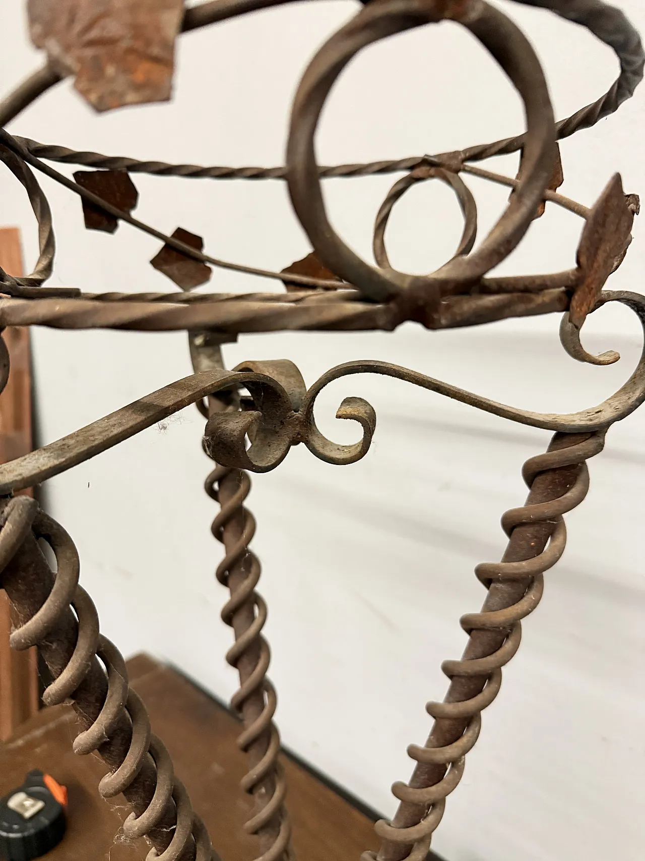 Porta vaso in ferro battuto Liberty, primi '900 3