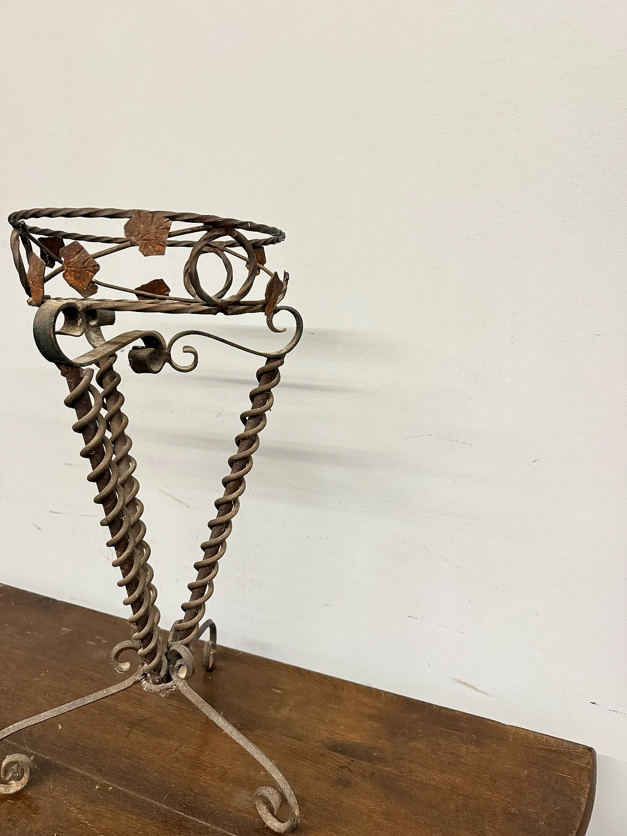 Porta vaso in ferro battuto Liberty, primi '900 4