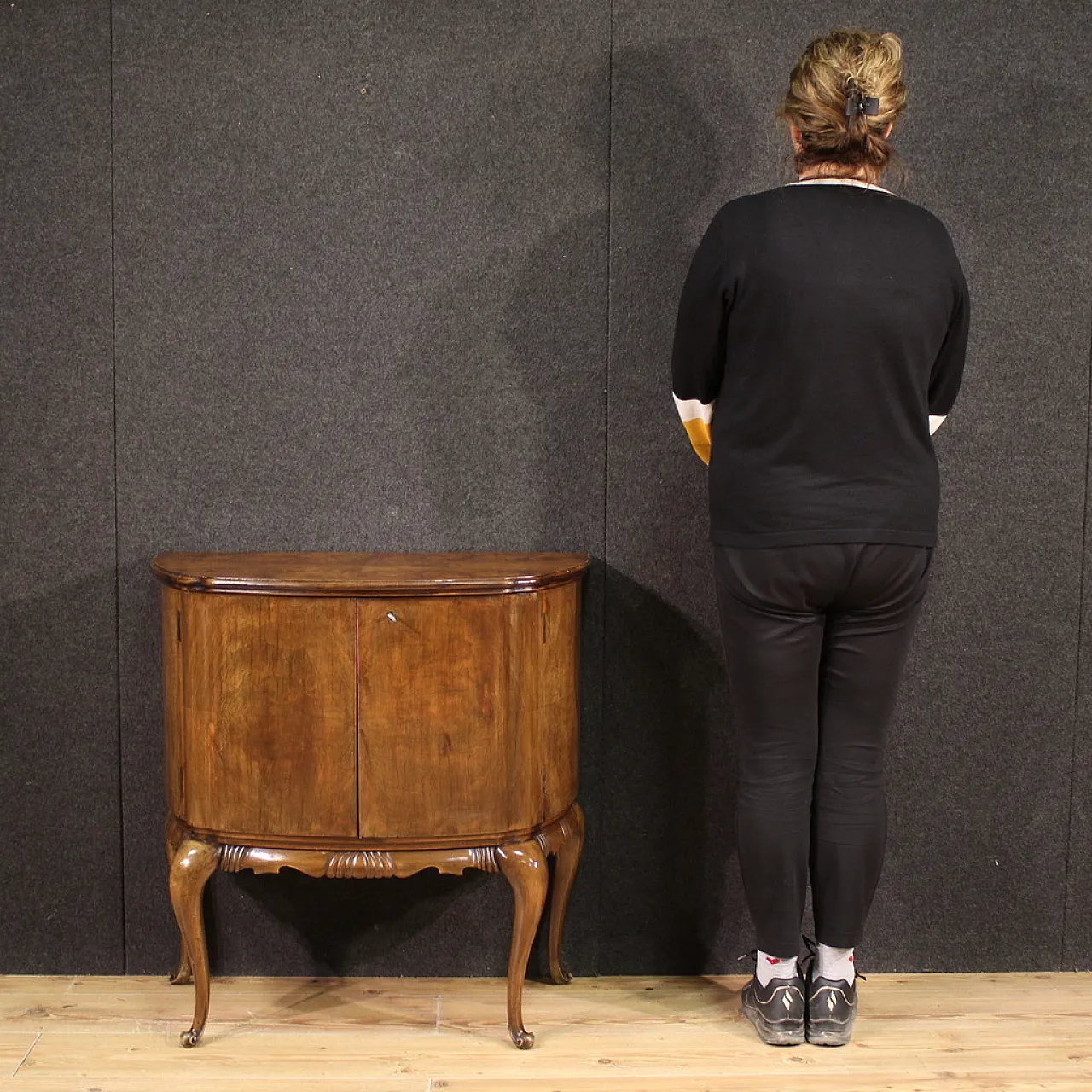 Piccola credenza a mezzaluna, ‘900 2