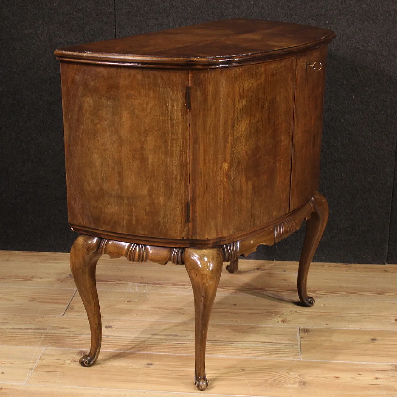 Piccola credenza a mezzaluna, ‘900 3