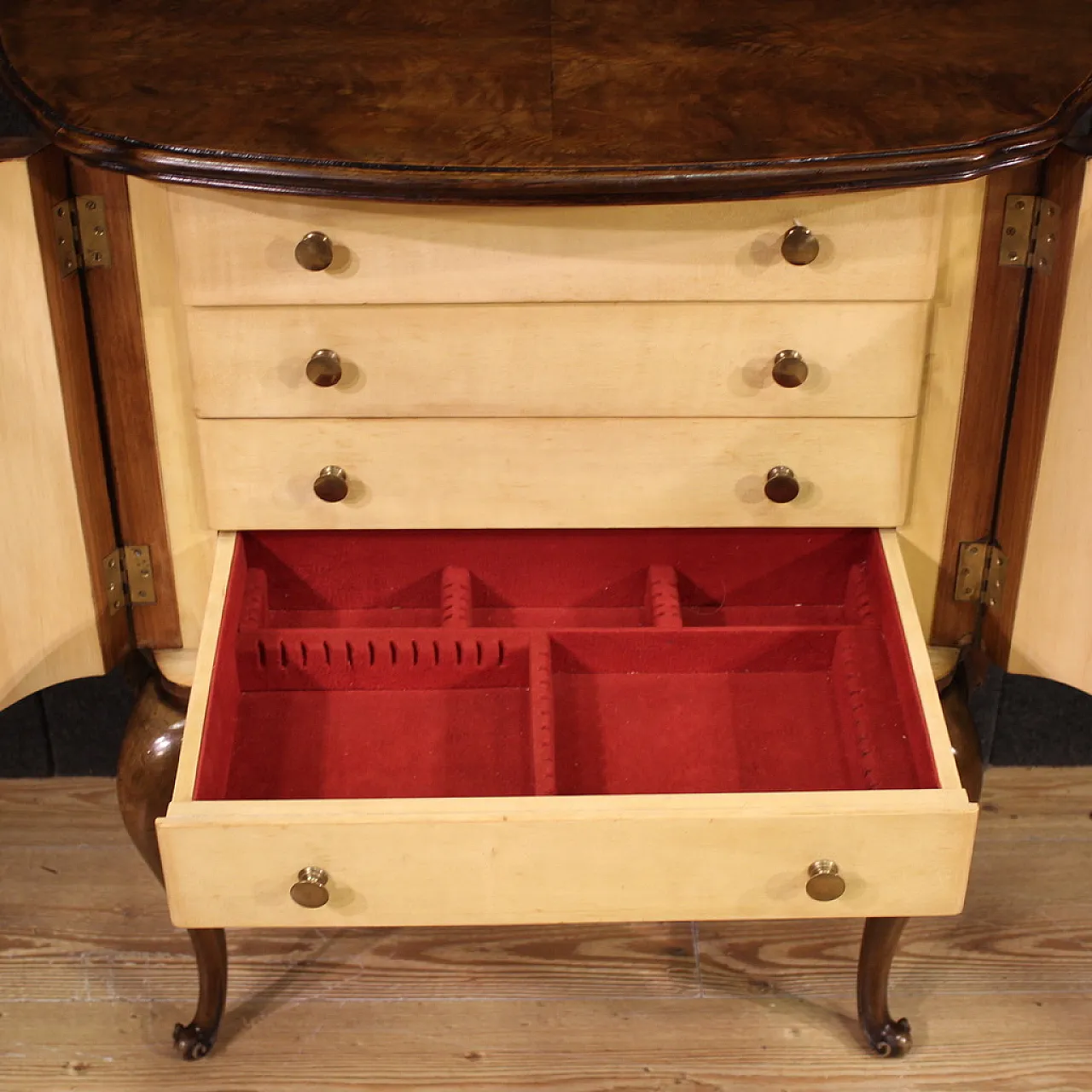 Piccola credenza a mezzaluna, ‘900 9