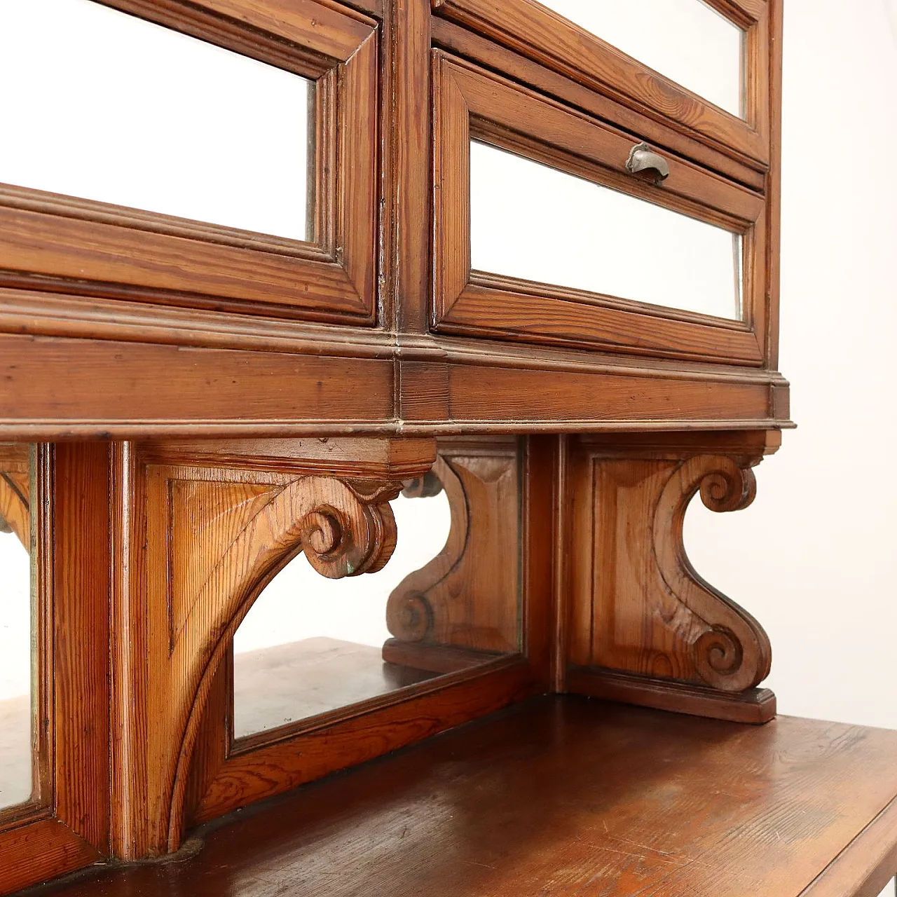 Mobile in legno di larice con pannelli in vetro 3