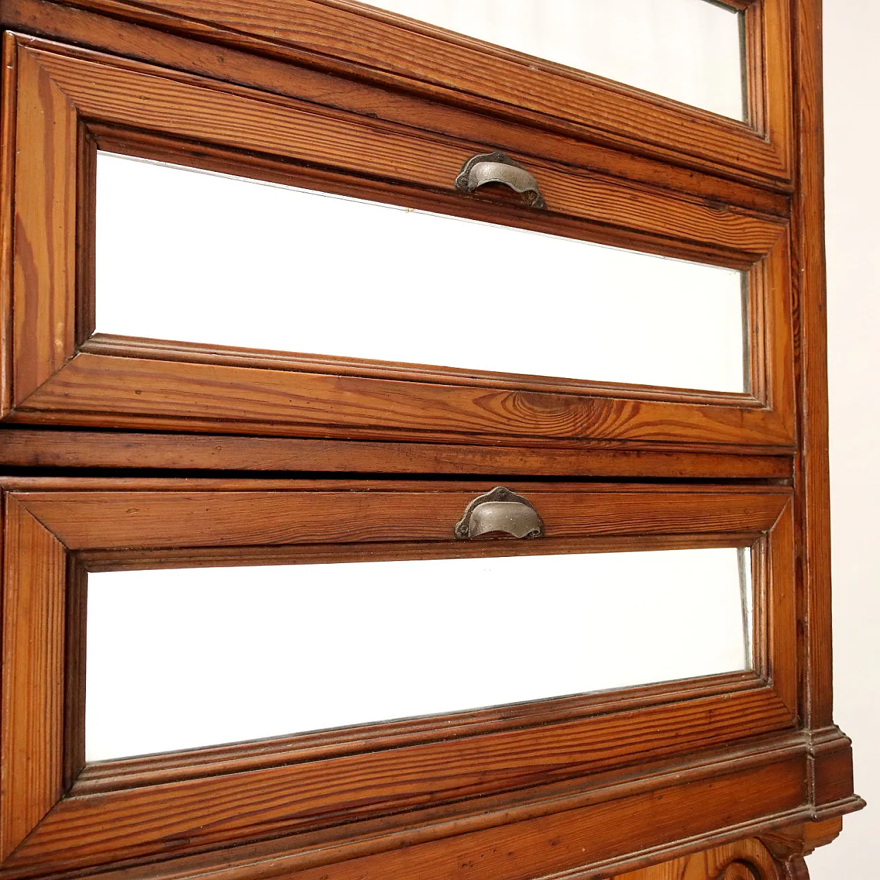 Mobile in legno di larice con pannelli in vetro 5