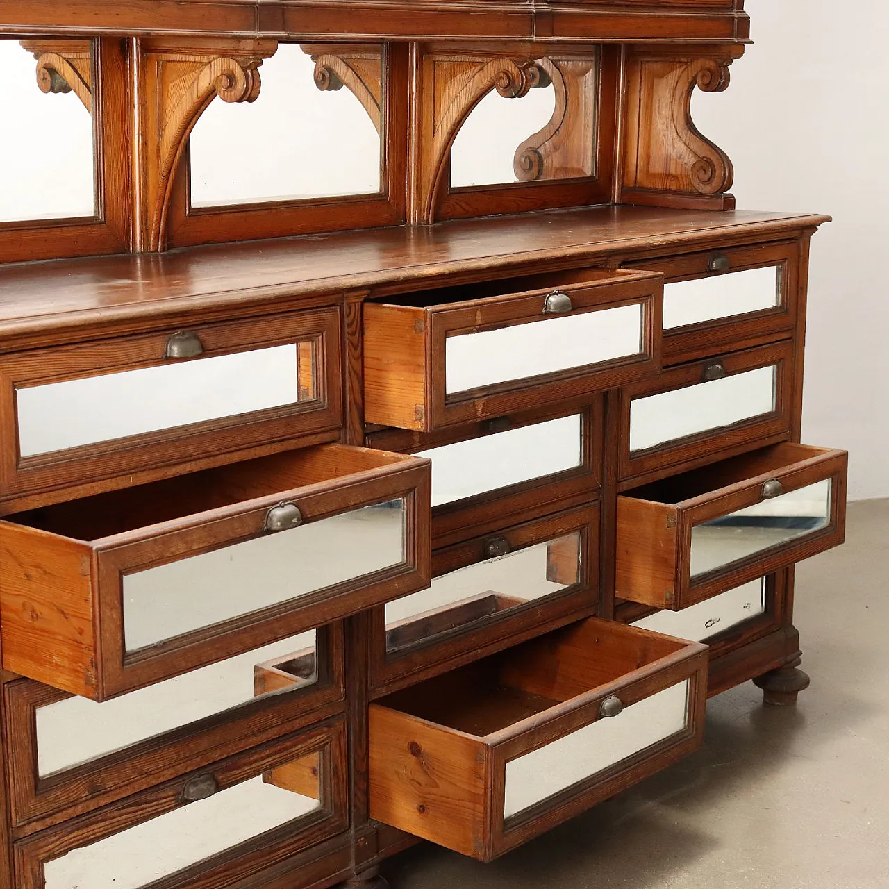 Mobile in legno di larice con pannelli in vetro 6