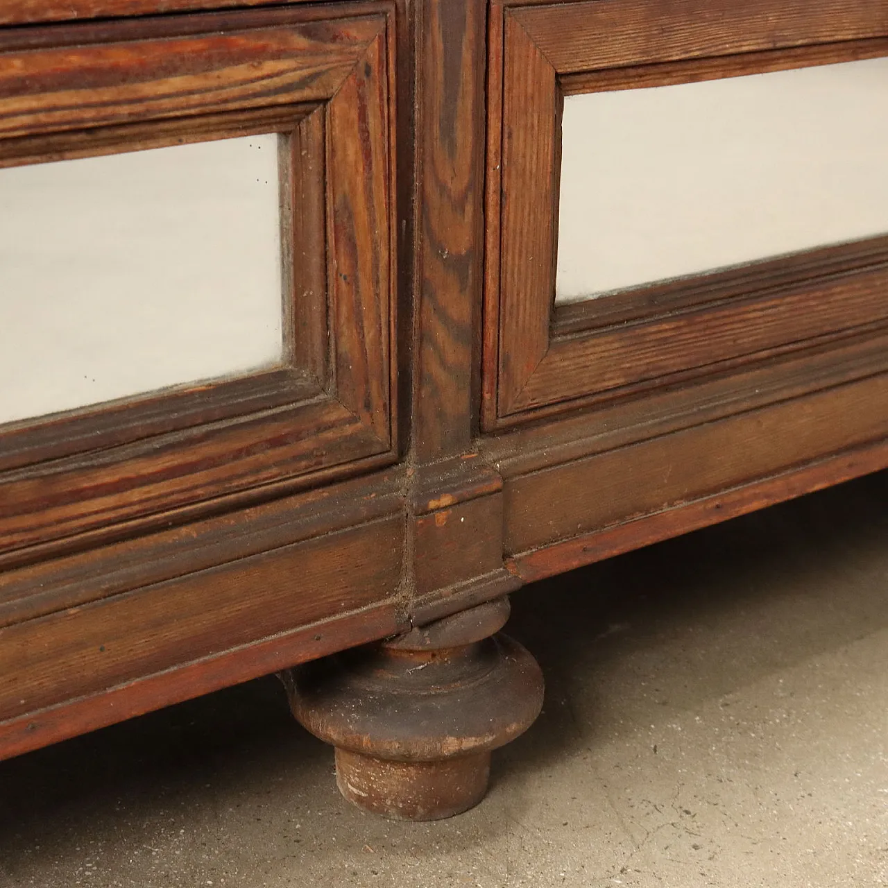 Mobile in legno di larice con pannelli in vetro 10