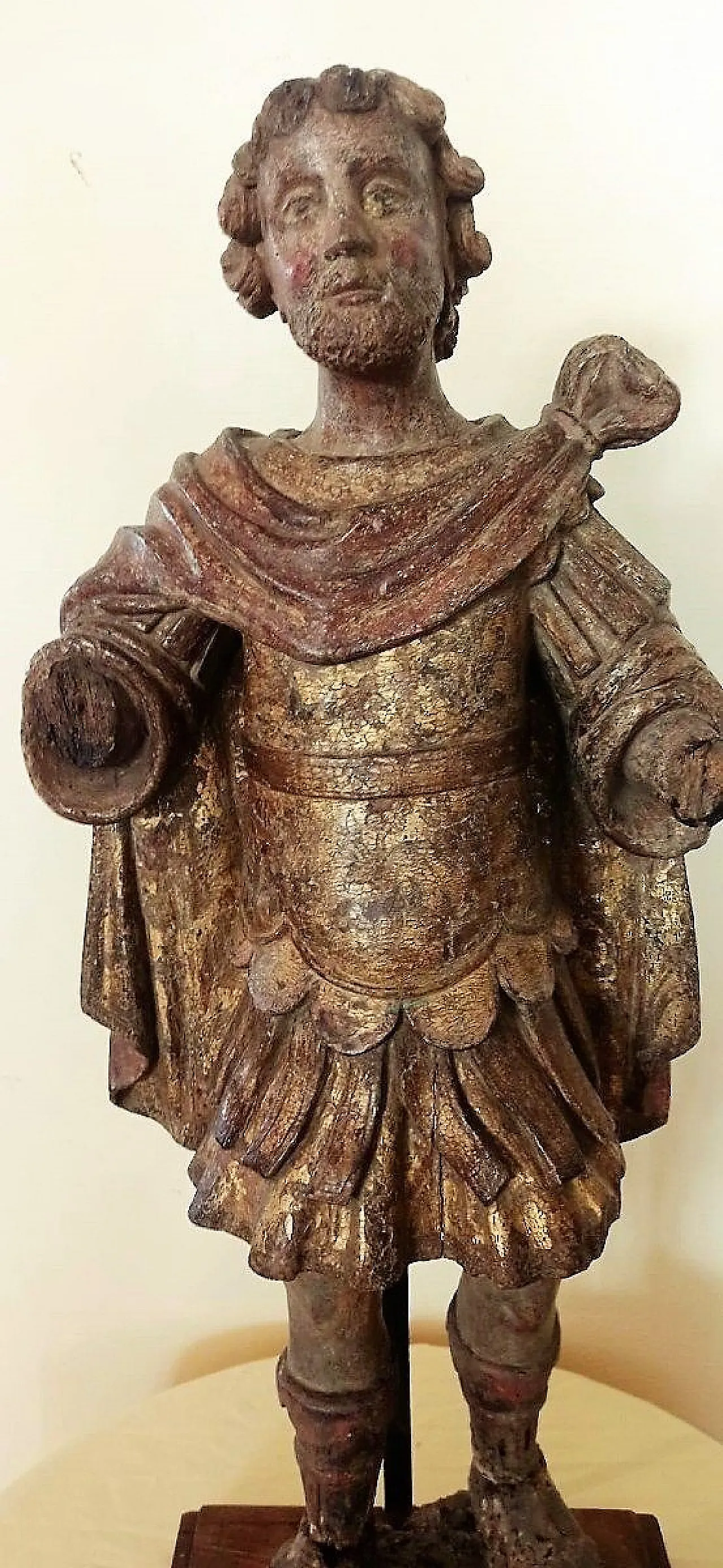 Sculpture of a Saint in polychrome and gilded wood, 16th century | intOndo