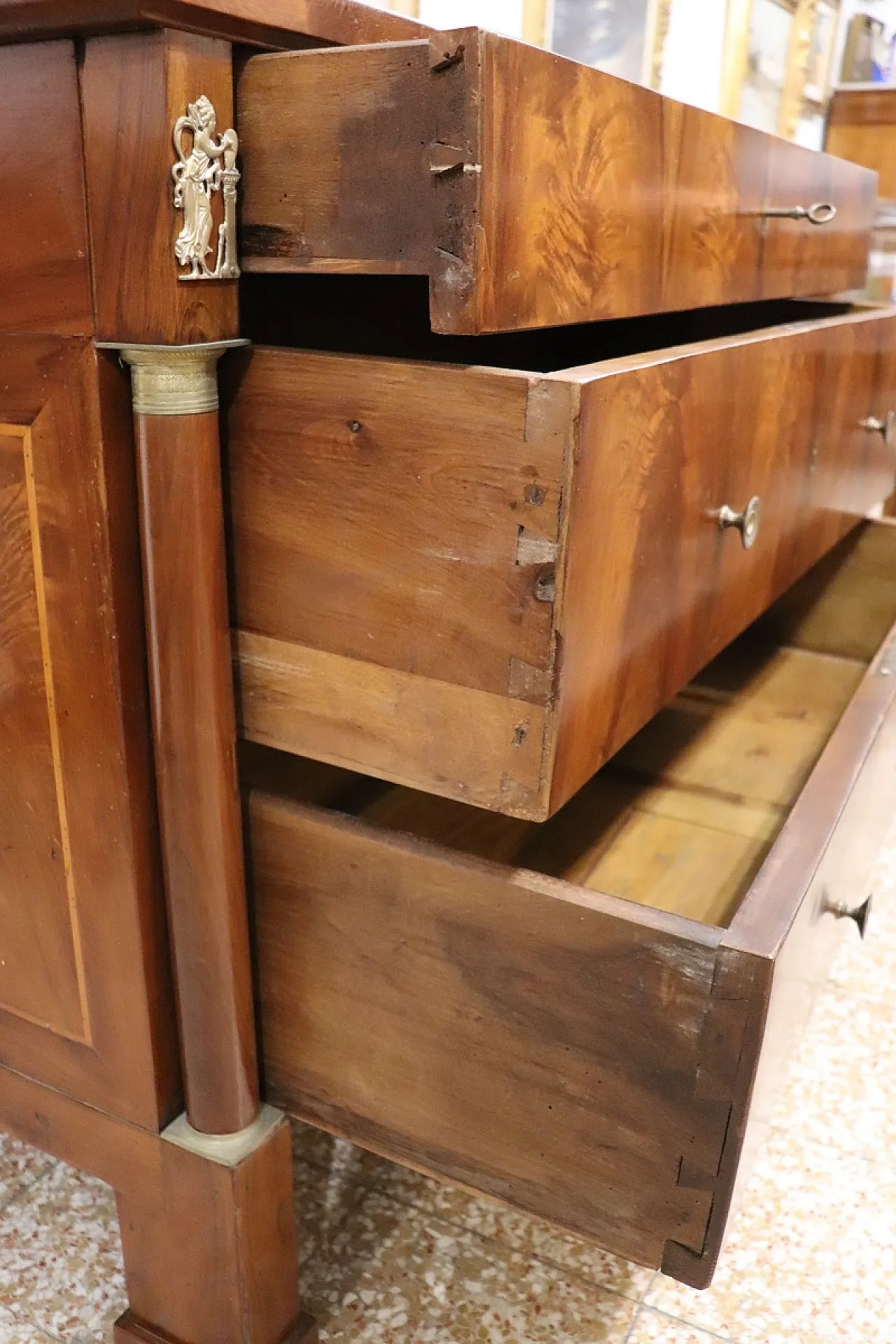 Cassettone antico in noce restaurato, inizi '800, con segreto 10