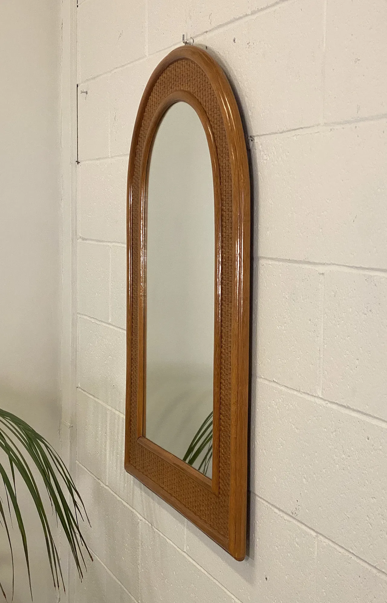 Specchio ad arco entro conrnice in bambù e vimini, anni '70 4