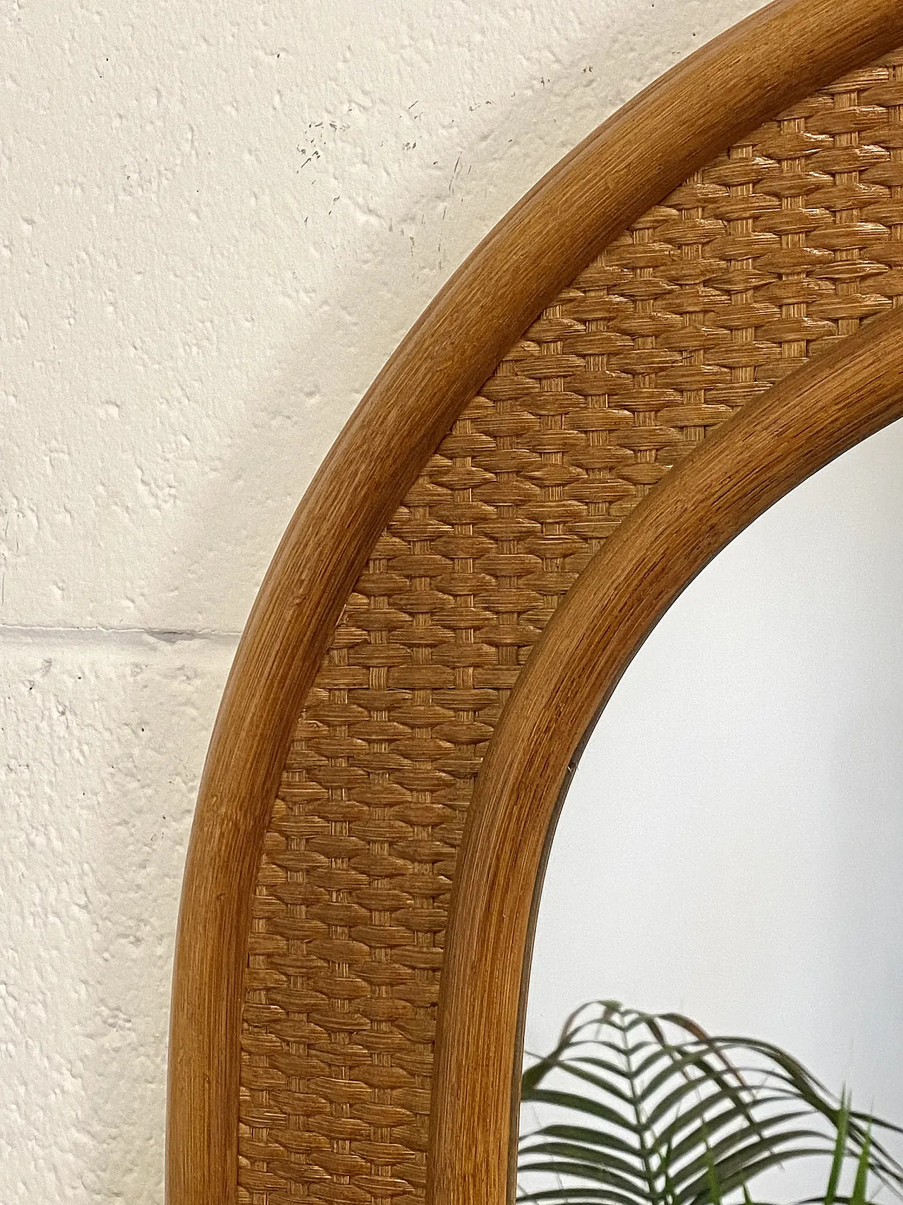 Specchio ad arco entro conrnice in bambù e vimini, anni '70 6
