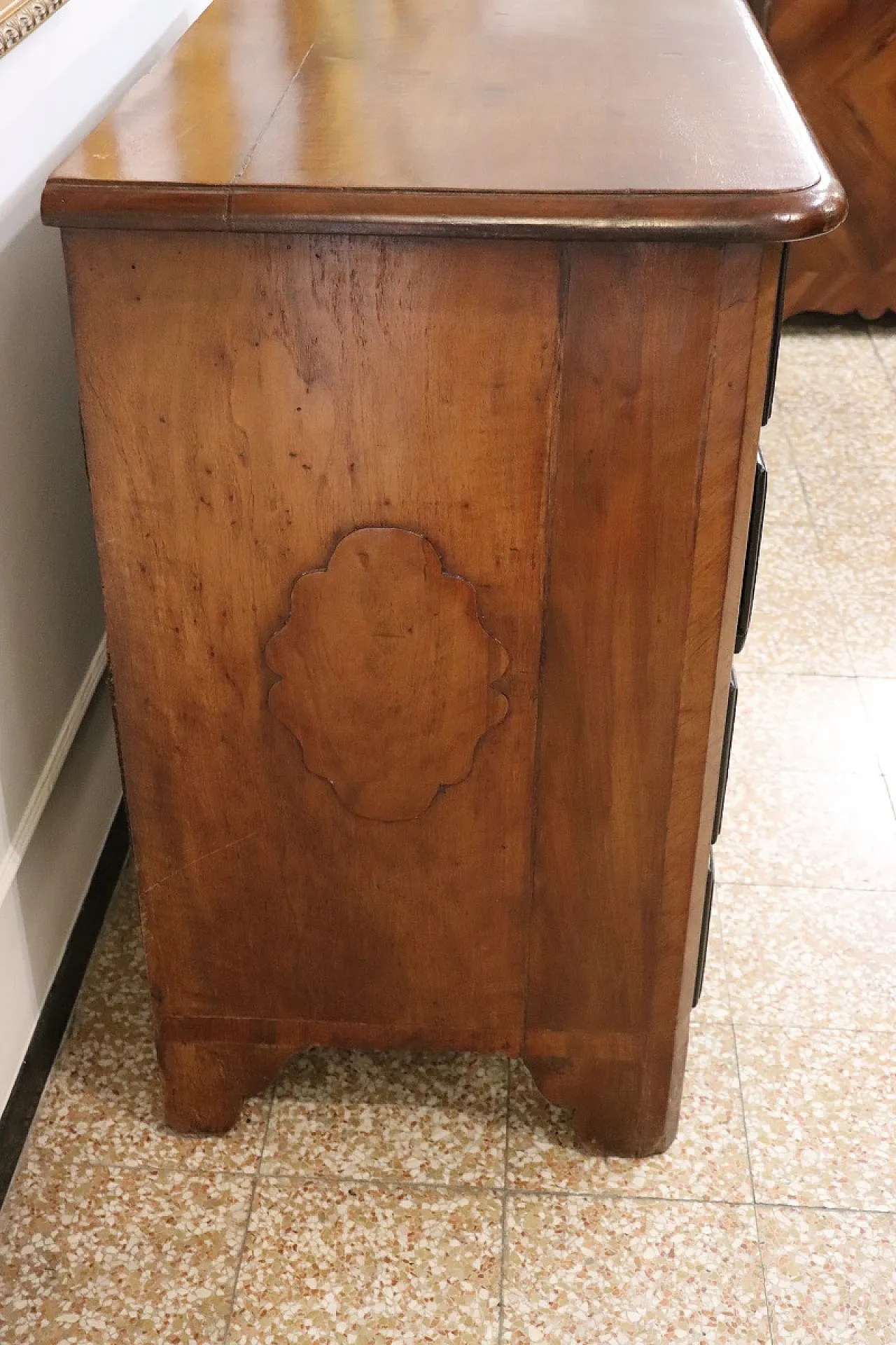 Cassettone in noce, '600 4