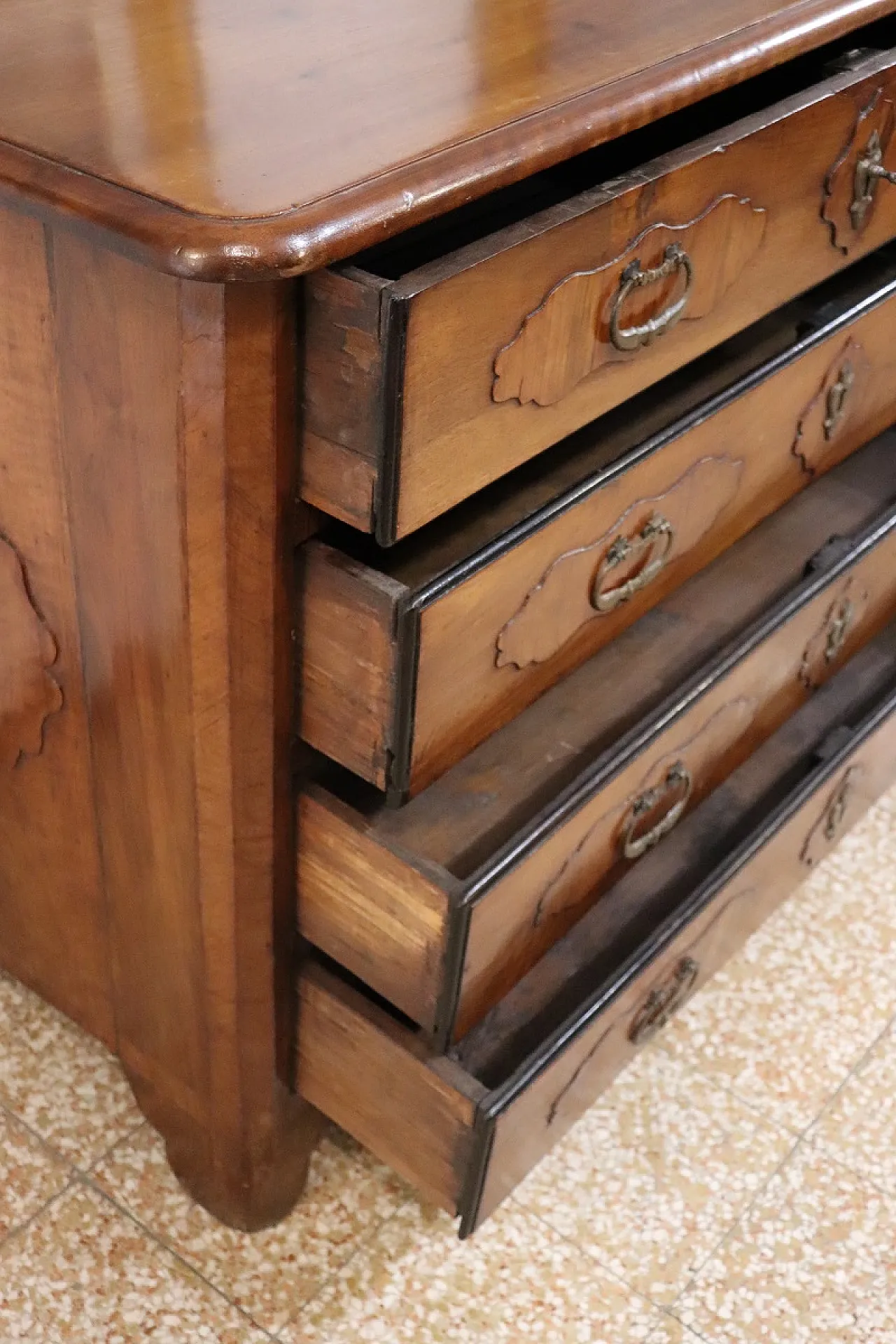 Cassettone in noce, '600 7