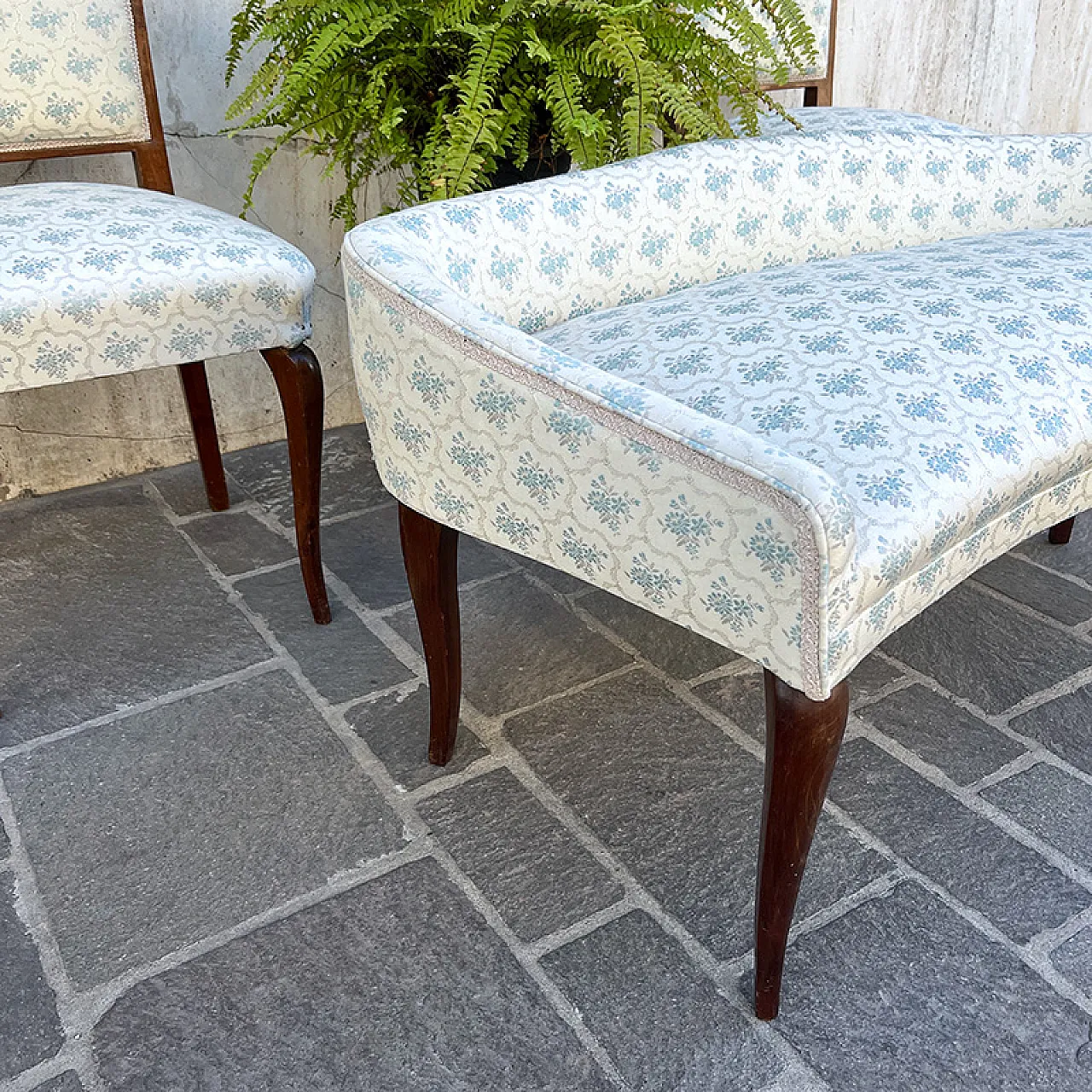 Set da letto con sedie imbottite e divanetto, Italia, anni '50 9