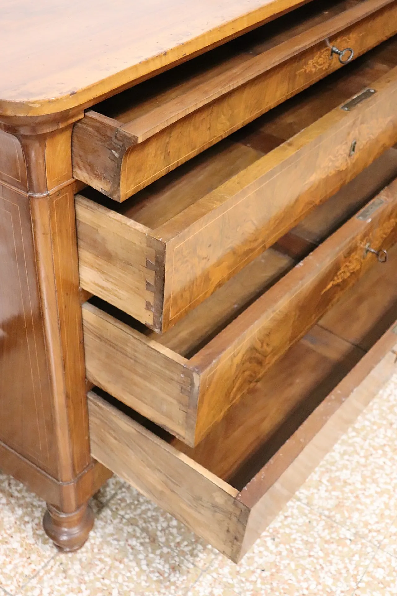 Comò in noce intarsiato, '800 7