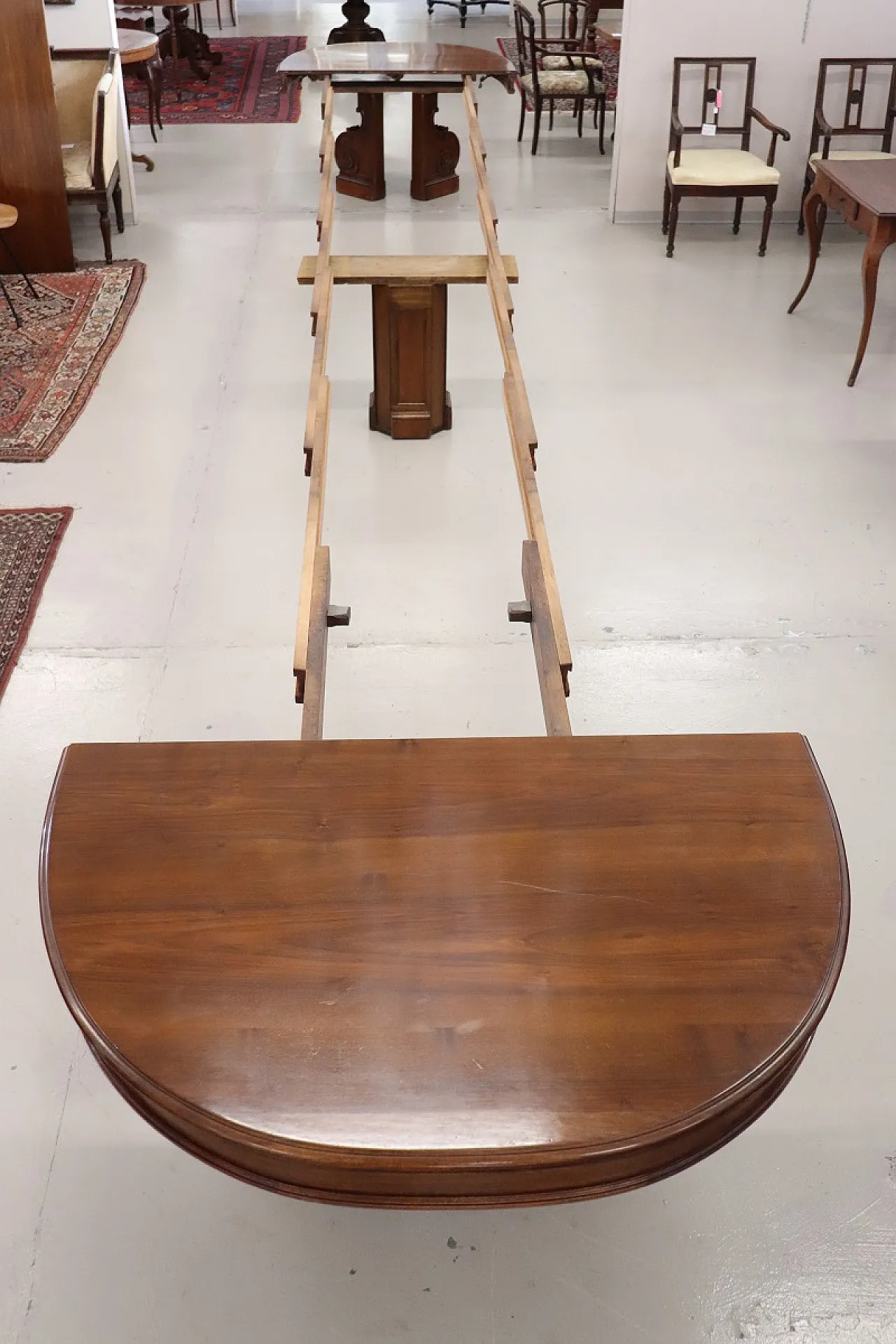 Walnut extensible table, 19th century 18