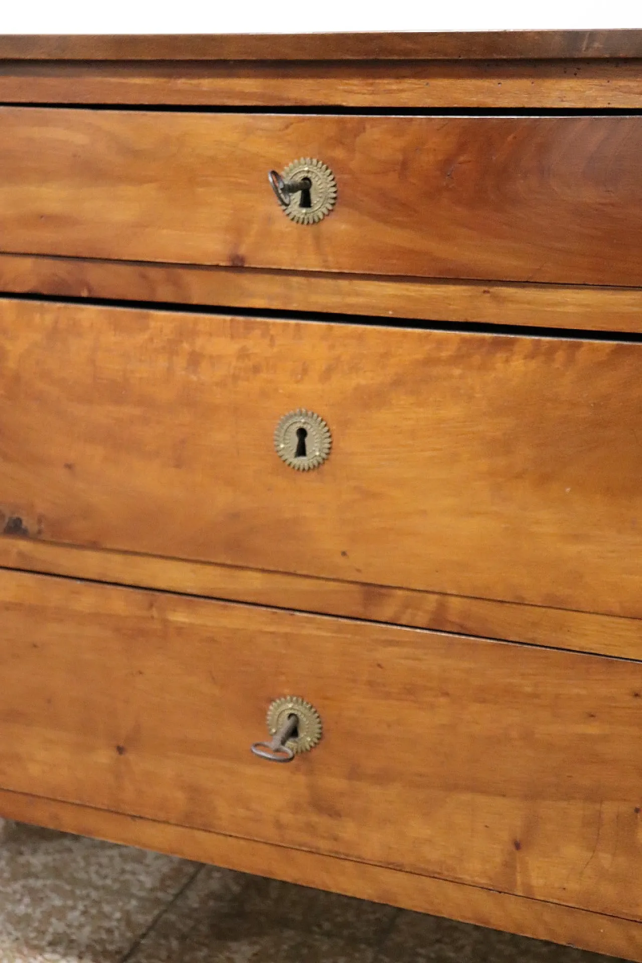 Comò antico in noce massello, '700 restaurato 5