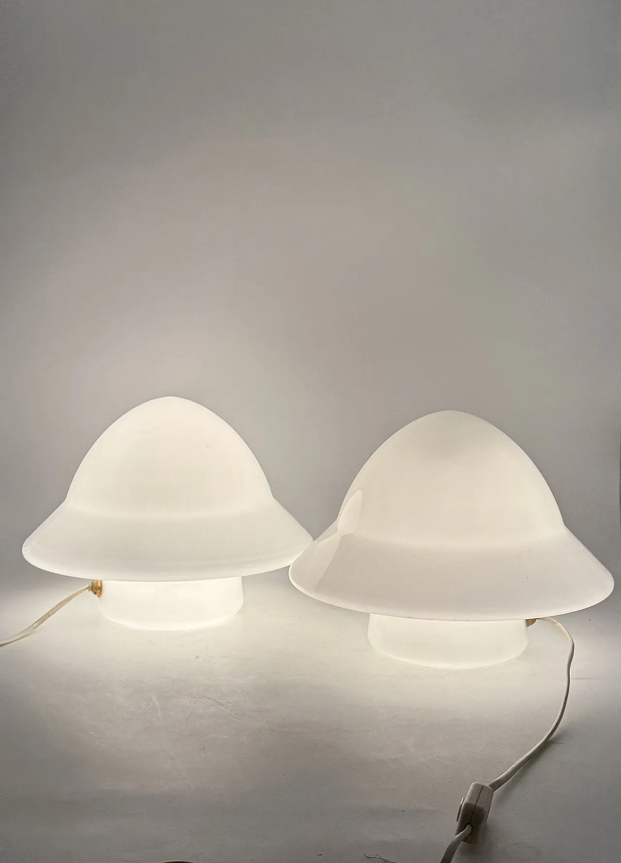 Coppia di lampade da tavolo in vetro opalino, anni '70 12
