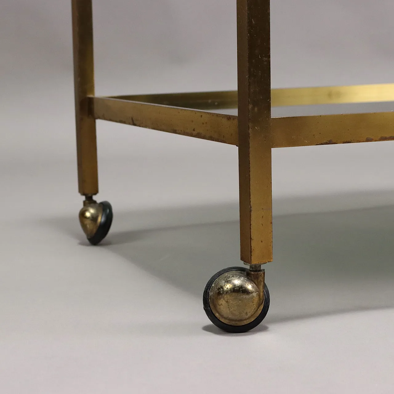 Carrello da cucina in ottone e vetro fumé, anni '70 6
