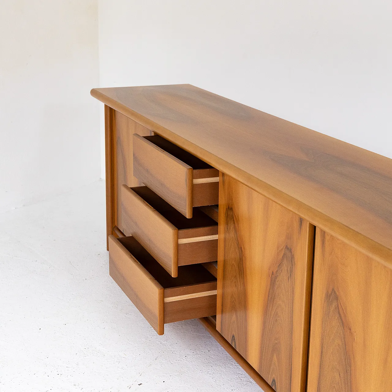 Credenza in noce con ante e cassetti, anni '70 1