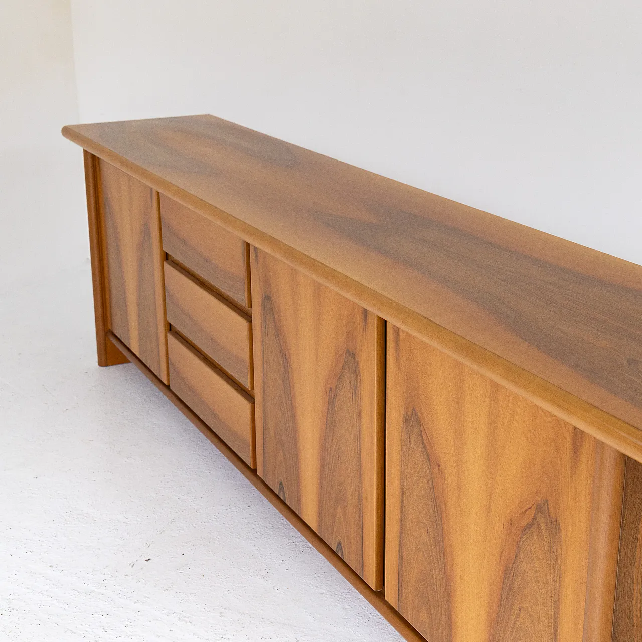 Credenza in noce con ante e cassetti, anni '70 2