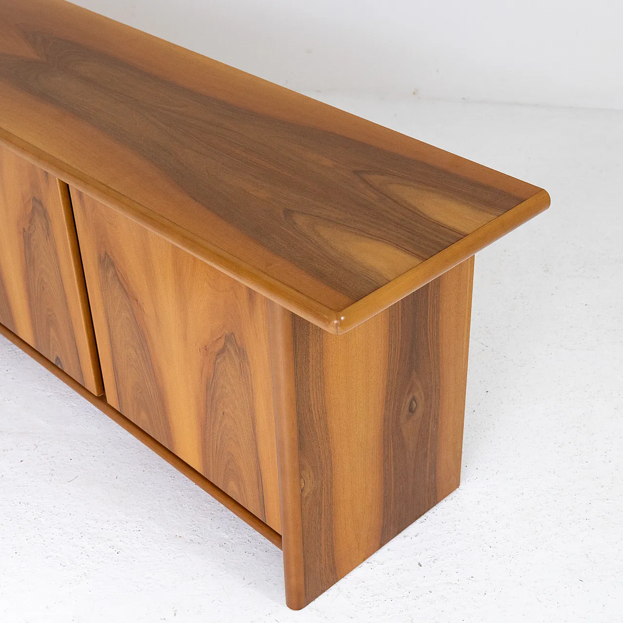 Credenza in noce con ante e cassetti, anni '70 3