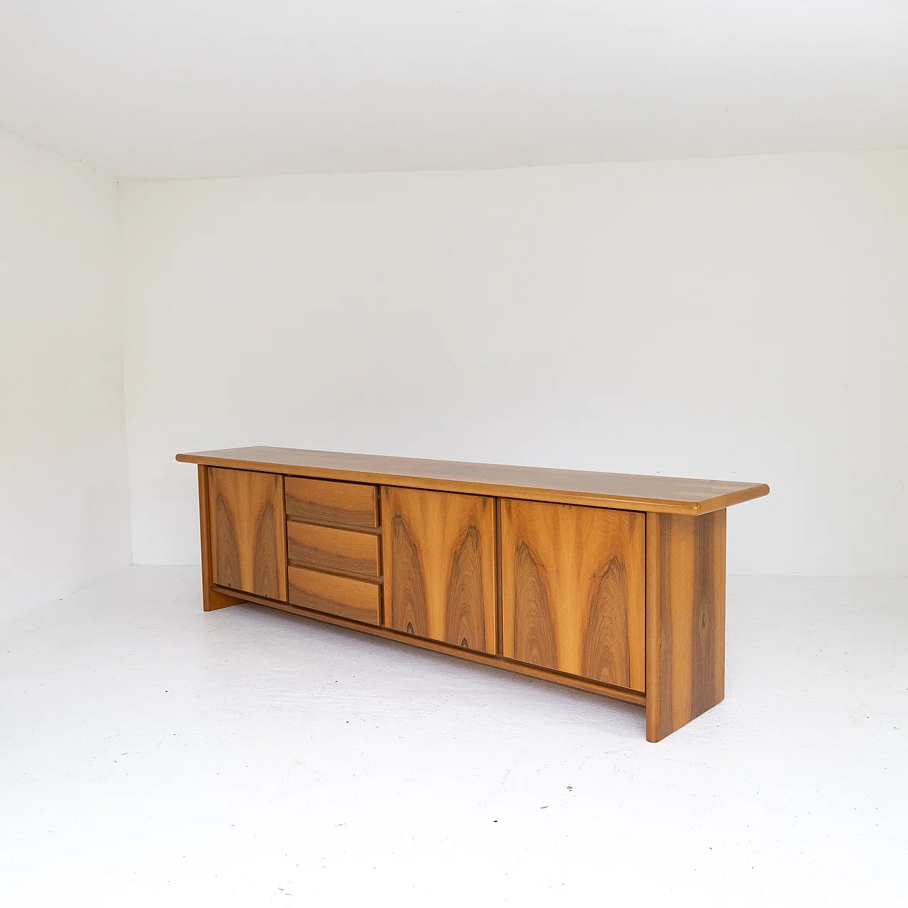 Credenza in noce con ante e cassetti, anni '70 4