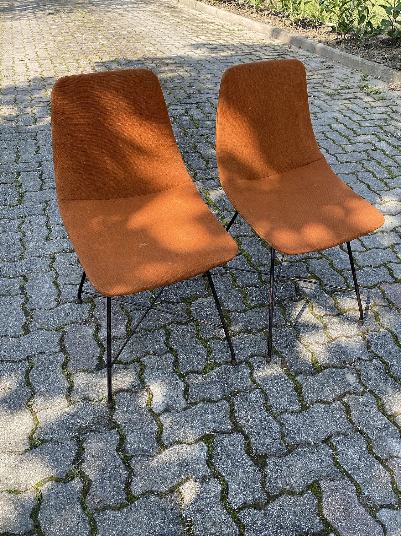 Pair of chairs by Augusto Bozzi for Saporiti, 70s 1