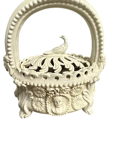 Scaldino in ceramica smaltata bianca con lavorazione a rilievo, '800