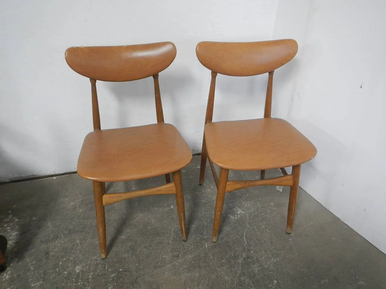 Pair in beech chairs and imitation leather1950 1