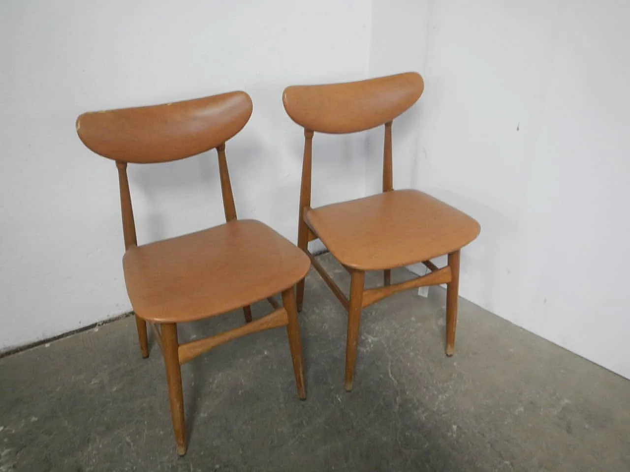 Pair in beech chairs and imitation leather1950 2