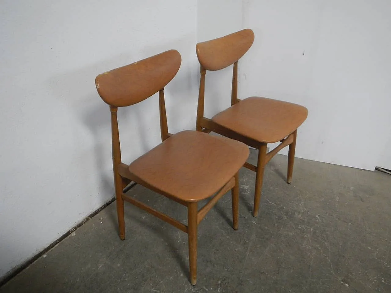 Pair in beech chairs and imitation leather1950 3