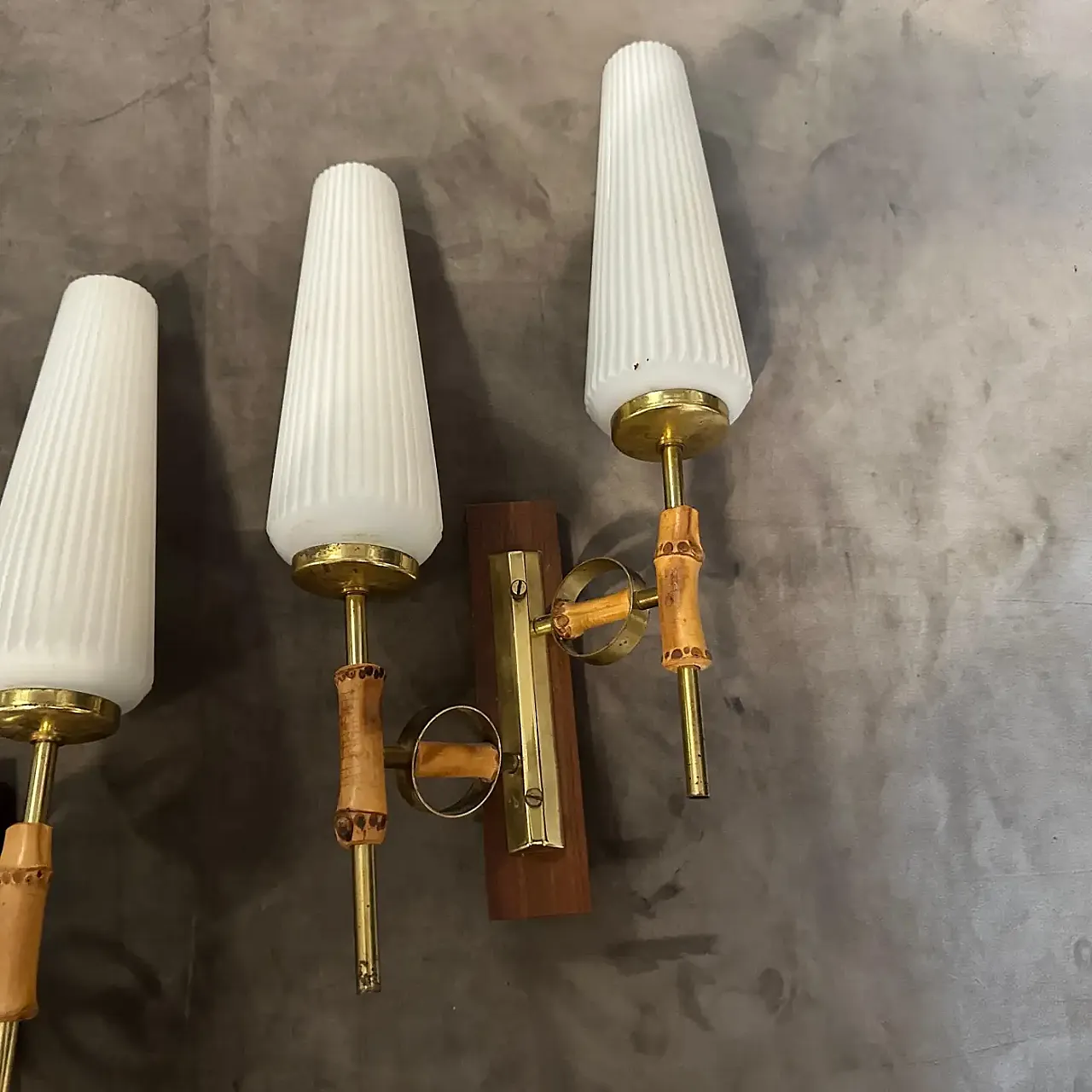 Coppia di lampade da parete in ottone, bambù e vetro, anni '50 13