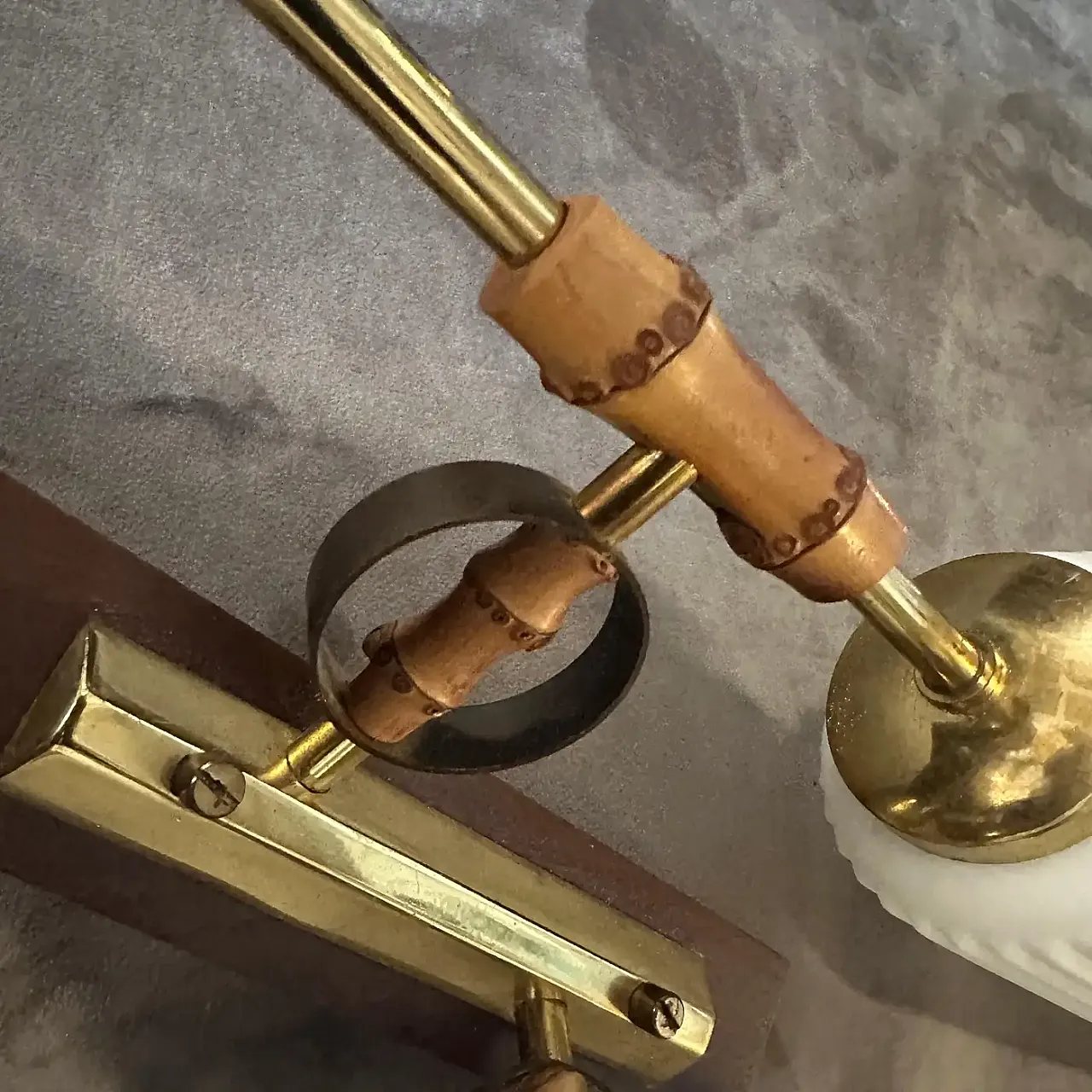 Coppia di lampade da parete in ottone, bambù e vetro, anni '50 15