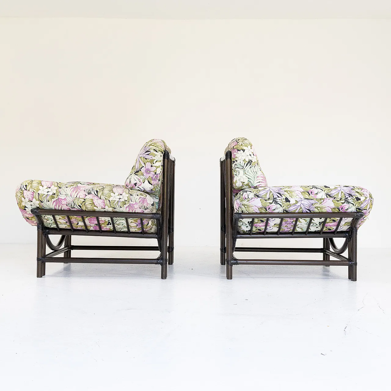 Coppia di poltrone in rattan con cuscini floreali, anni ’70 1