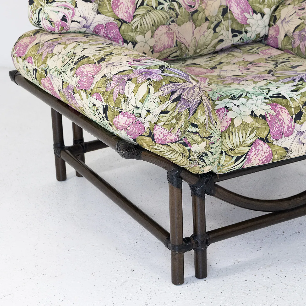 Coppia di poltrone in rattan con cuscini floreali, anni ’70 2