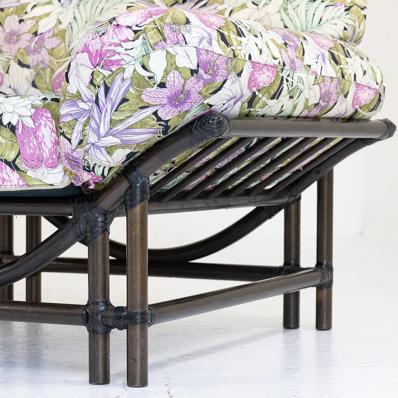 Coppia di poltrone in rattan con cuscini floreali, anni ’70 4