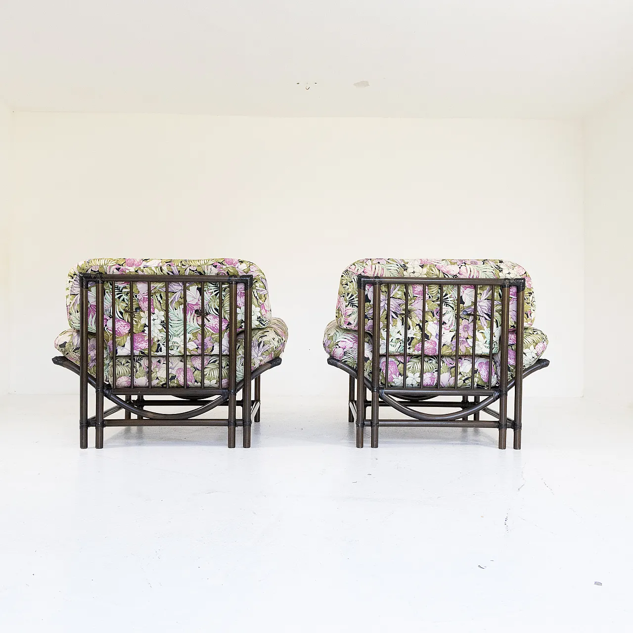 Coppia di poltrone in rattan con cuscini floreali, anni ’70 7