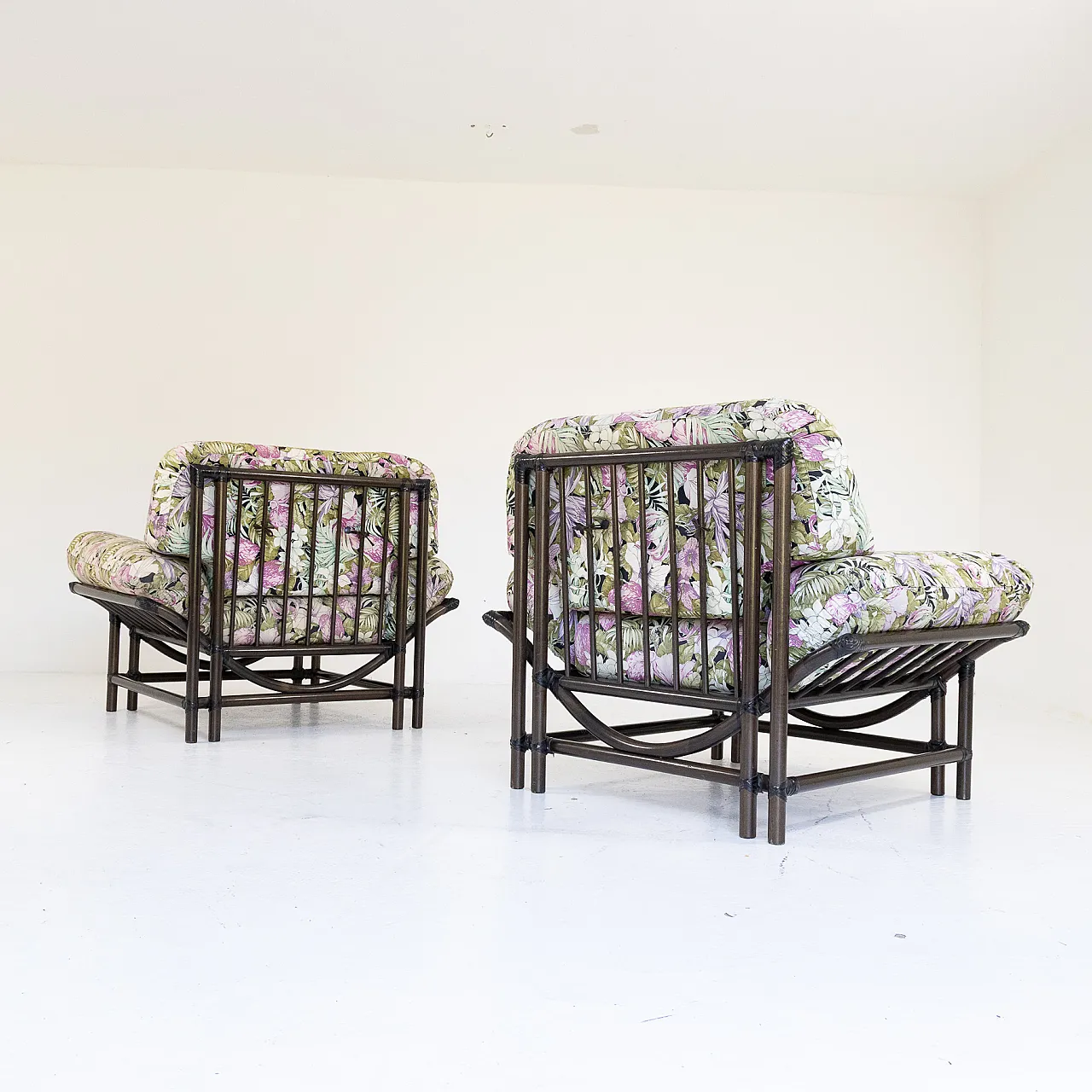 Coppia di poltrone in rattan con cuscini floreali, anni ’70 8