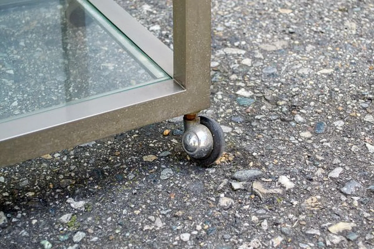 Consolle in ottone e vetro con rotelle, anni '70 2