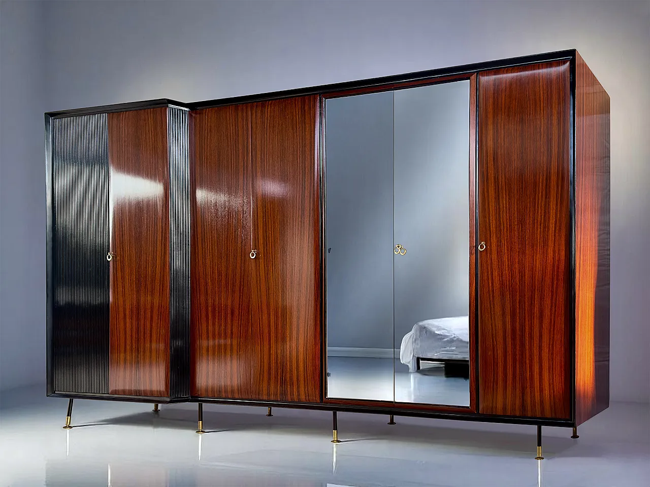 Armadio in legno in teak di metà secolo italiano 7 porte di Vittorio Dassi, anni '50 2