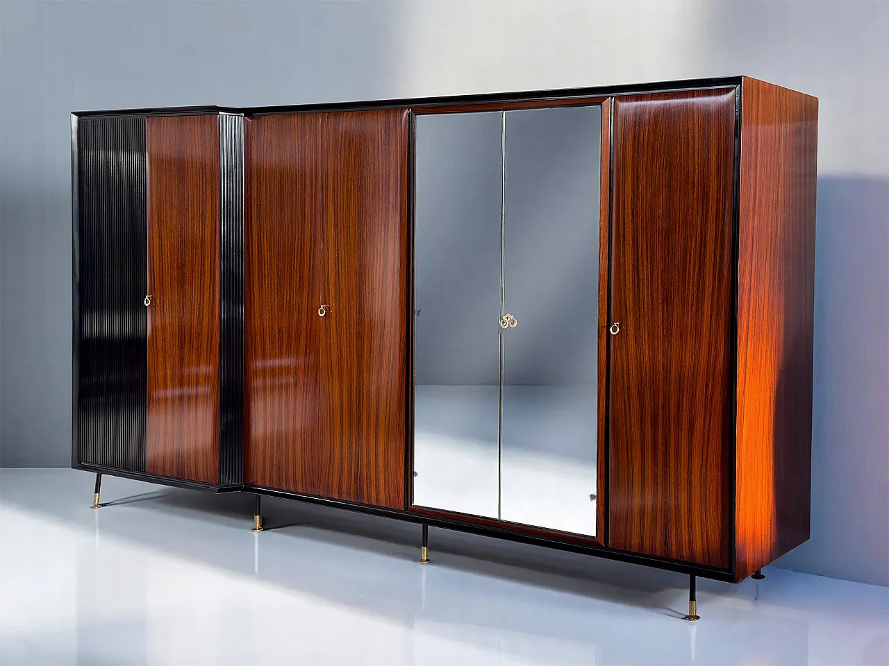 Armadio in legno in teak di metà secolo italiano 7 porte di Vittorio Dassi, anni '50 3