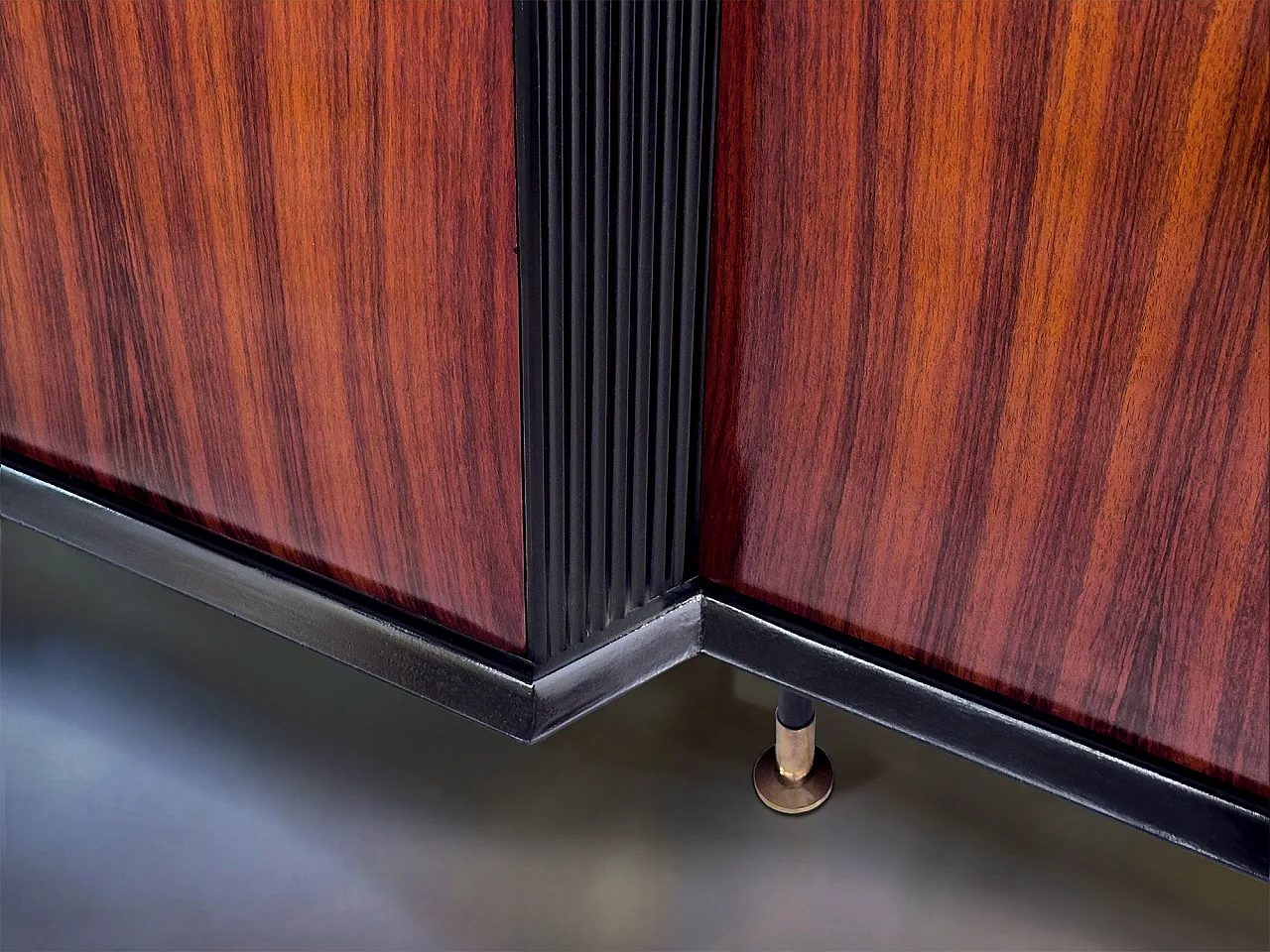 Armadio in legno in teak di metà secolo italiano 7 porte di Vittorio Dassi, anni '50 4